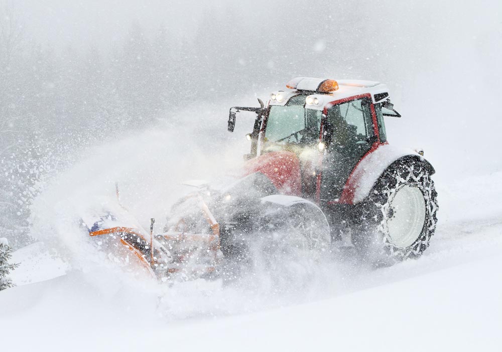 Bil som skottar snö